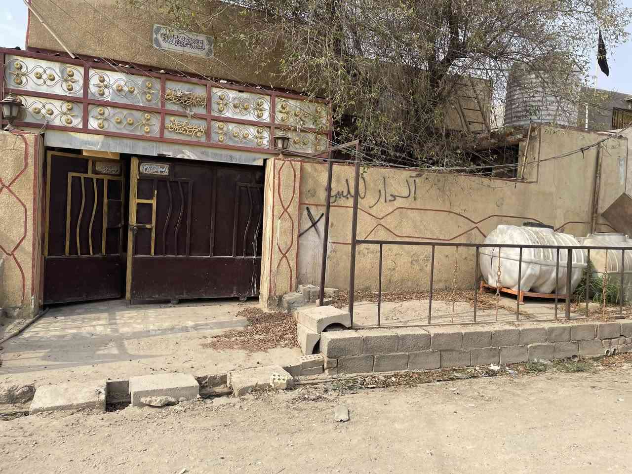 بيت ركن امام سوق الشمري طابق ونص مستعجل ع بيعته 
يتكون من كراج كبير وحديقه وصحيات ثنين بلكراج وستقبال ٨ متر وصاله و٣ غرف رابعه مسوينه مطبخ بارد اضافه الى مطبخ حار بلترك حمام جوه وحمام بلطابق ثاني فوك غرفتين السطح شتايكر لبيت يخبل بس عوزه تنضيف 
للاستفسار الاتصال على الرقم *********** بيعه مستعجله كلش
((توضيح السقيفه شايله ))
