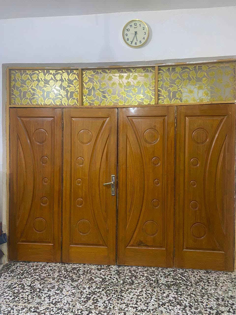 بيت للبيع 120 متر طابو زراعي سند 25 قرار محكمة مشمول بالتطويب ومرقم من البلدية اساس وسقف كونكريت البناء طابوق بناء جناي جديد درجة اولى يحتوي البيت على غرفتين ومطبخ وصالة واستقبال وتخاريج داخلية خارجية وبيتونة كبيرة احدى الغرف غرفة سويت الموقع خلف مجمع الشبيلي مباشرة طريق البيت دخول وخروج على مجمع الشبيلي السعر 45 مليون وقابل للتفاوض للأستفسار واتساب ***********

مكتب الموسوي للوسائط العقارية مستعدون لأستقبال عروضكم التجارية والزراعية والسكنية بيع وشراء رهان ايجار

