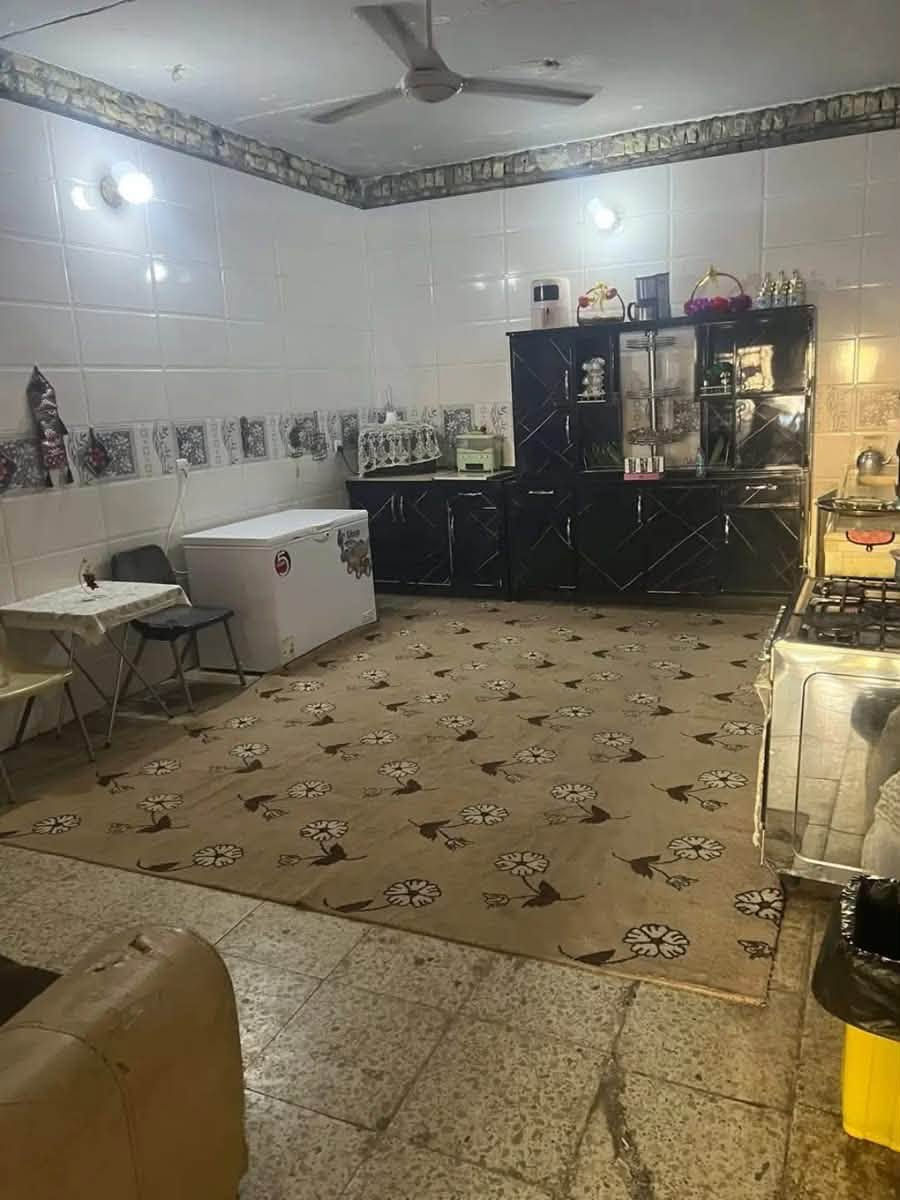 بيت للبيع
الموقع: منطقة البو شامان مقابل مدرسة غزة📍 
المساحة 500م 
يتكون من بيت رئيسي  ومشتمل مستقل و شقتين طابق ثاني
مناسب للسكن و للاستثمار 
البيت الرئيسي: • كراج كبير مع حديقة
• مطبخ 4x5
• هول 5x6
• غرفة ضيوف (خطار) 8x5
• موزع 6x4
• غرفة نوم مع سويت داخلي 5x4
الطابق الثاني: عبارة عن شقتين مستقلتين
الشقة الأولى: • موزع 5x4
• 3 غرف (5x4 لكل غرفة)
• مطبخ 3x3
• مجمع صحيات
الشقة الثانية: • مدخل مع مطبخ 3x3
• مجمع صحيات
• هول 5x4
• غرفة نوم 5x4
المشتمل الأرضي: • كراج كبير مع صحيات
• مطبخ 4x5
• هول 5x4
• غرفة مع سويت 4x5
• غرفة صغيرة تستخدم مخزن
للاستفسار:
***********
