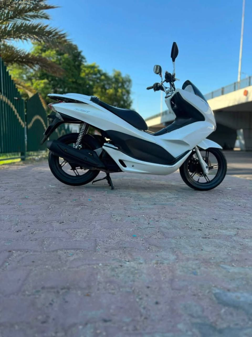 السلام عليكم
Pcx الجيل الاول 
الدراجه فول خير من الله لا تنقيص لا تبخير المكينه مكفوله كفاله عامه من البرغي 
بيها طحه زغيره بالدشبول فقط 
اي نقص مابيها الشراي ينتصل ويدلل 
رقمي ***********
السعر 11$ بيها مجال شي بسيط
