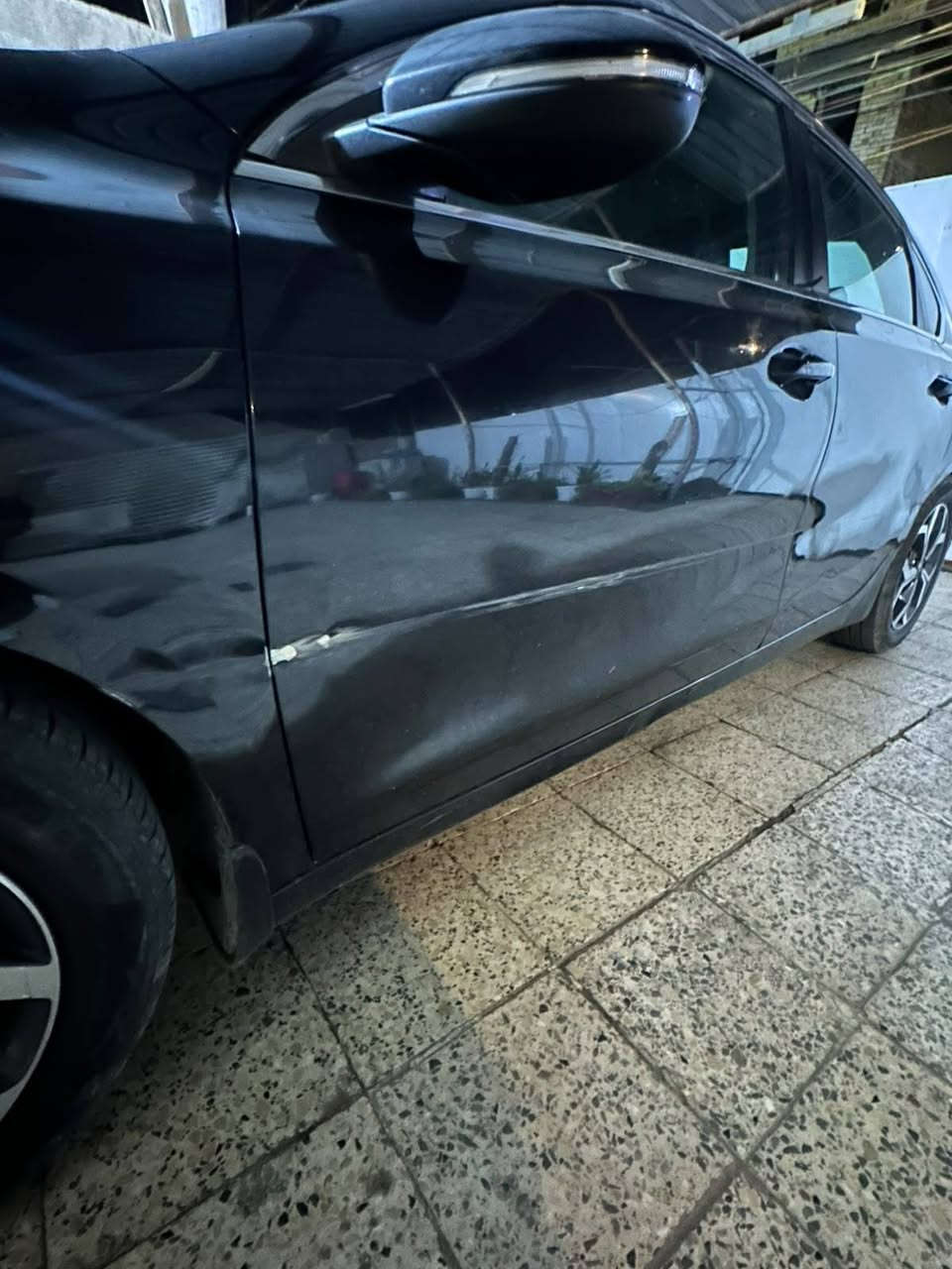 السلام عليكم كيه فورت موديل ٢٠١٩ رقم سليمانيه سيارة ب اسمي وهزه جديده سياره جديده بس مبدل جاملغ وبنيد شويه معجون جاملغ الورا بي طعجه خفيفه حساسات كير محرك تبريد مقفولات بشده و١٢ وبيها مجال 
 ***********
مكاني بغداد غزاليه
