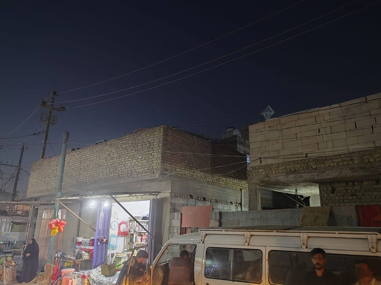 بيت ركن تجاري  ع شارعين بسوق حي الغدير مساحه ٣٠٠ متر طابو صرف وارد مليونين بشهر يحتوي ع ٥ محلات و٣ شقه سعر 850وبي مجال للشراي للتفاصيل اتصل ع ***********
