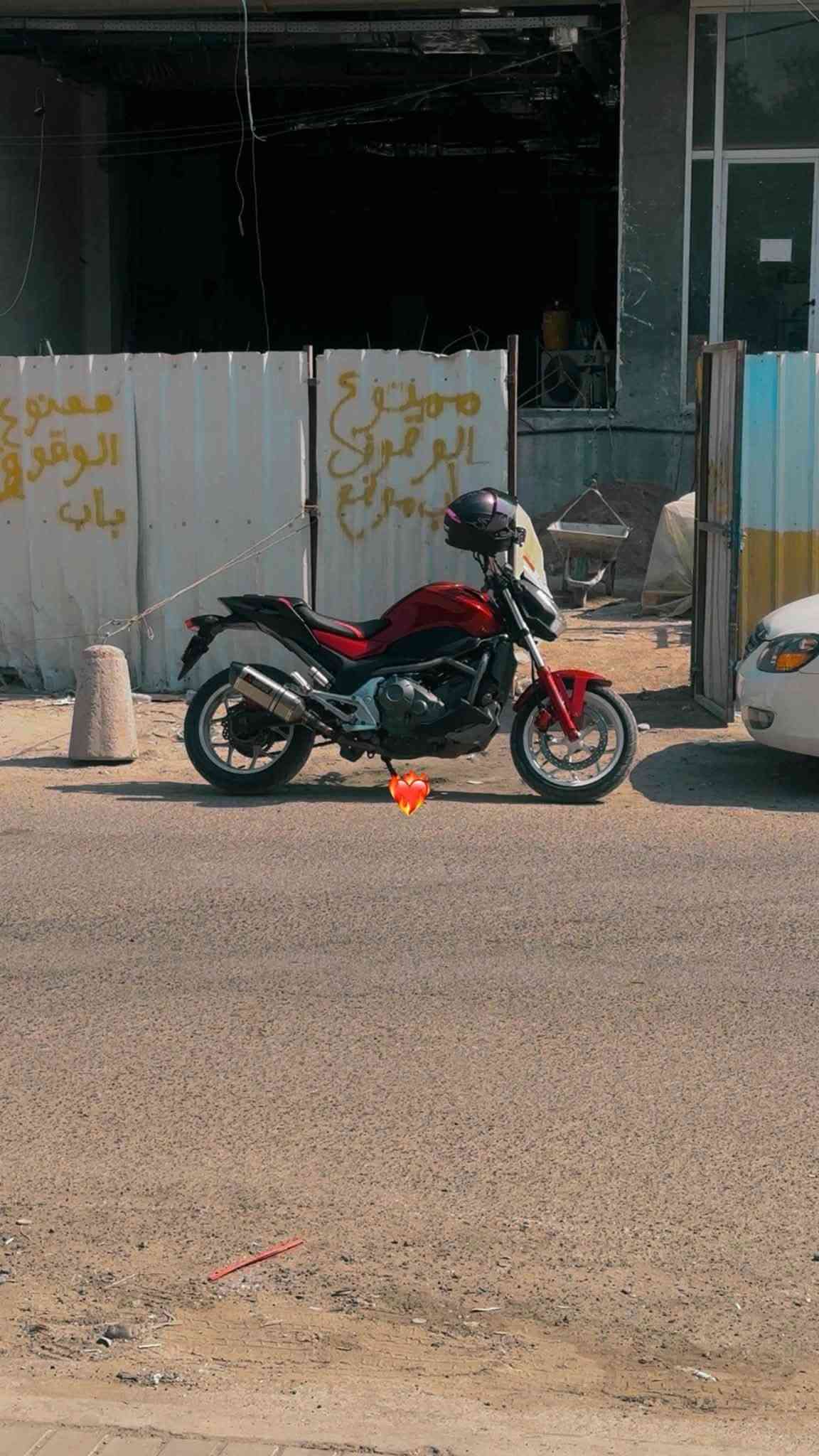 السلام عليكم ❤️
 للبيع هوندا nc700s 2013 ❣️
رقم و سنويه ميسان انكليزي مشروع وطني وين متريد احولك 

الدراجة ما شاء الله عروس معتني بيها كلش و بحالة الشركه 
عليها ادامه كامله حته للبرغي (نوزلات جدد ، بلكات BOSCH جدد ، مجاول جدد ، الثروتل (الجويتر) بحالة الوكاله ، باتري جديد ، فلتر شوته ، فلتر بانزين ،  تانكي يلمع ، ادامه لمنضومة التبريد و المي كامله يعني الراديتر بالجيس ، ادامه لمنضومة البريك كامله ، دسكات امامي و خلفي جديد و بعد اكثر معتني بيها ) 
نوع الزيت المسخدم Addinol full synthitic🩵
نوع سائل التبريد Eurol💚
نوع زيت البريك LIQUI MOLY💙
و شرط الزيوت ما اجيبها اذا مو من الشركة 
بانزين كله محسن لو سوبر 🧨
تخم تاير جديد Scorpion Attack 
الإضافات الي عليها 👇🏻
اكزوست اكرا اصلي صوتها كلش حلو و البلاديه موجوده ❤️
عدسه زنون ام المروحه ❤️
يدات رياضيه مريحه ❤️
يدات بريك رياضيه ❤️
لدات مخفيه بلون احمر اسفل الدراجه ❤️
اشاير BMW لد (اشاره لكزز + لد احمر ترحيبي + ثابت)❤️
كشن تصميم خاص من المبدع cover bike 🧨

شباب الدراجه مصروف عليها كلش هواي بس الكشن ب 150 الف 🧨 و متعوب عليها اكثر  بعد و ابد ما متعوبه ماشيه 55الف 

شباب الدراجة نازله من السنتر و حالياً عارضها للبيع مكاني زيونه 
سعرها 40 $ و بيها مجال للطيبين رقمي *********** مابي واتساب و *********** بس واتساب 
اعتذر على الاطاله ❤️

