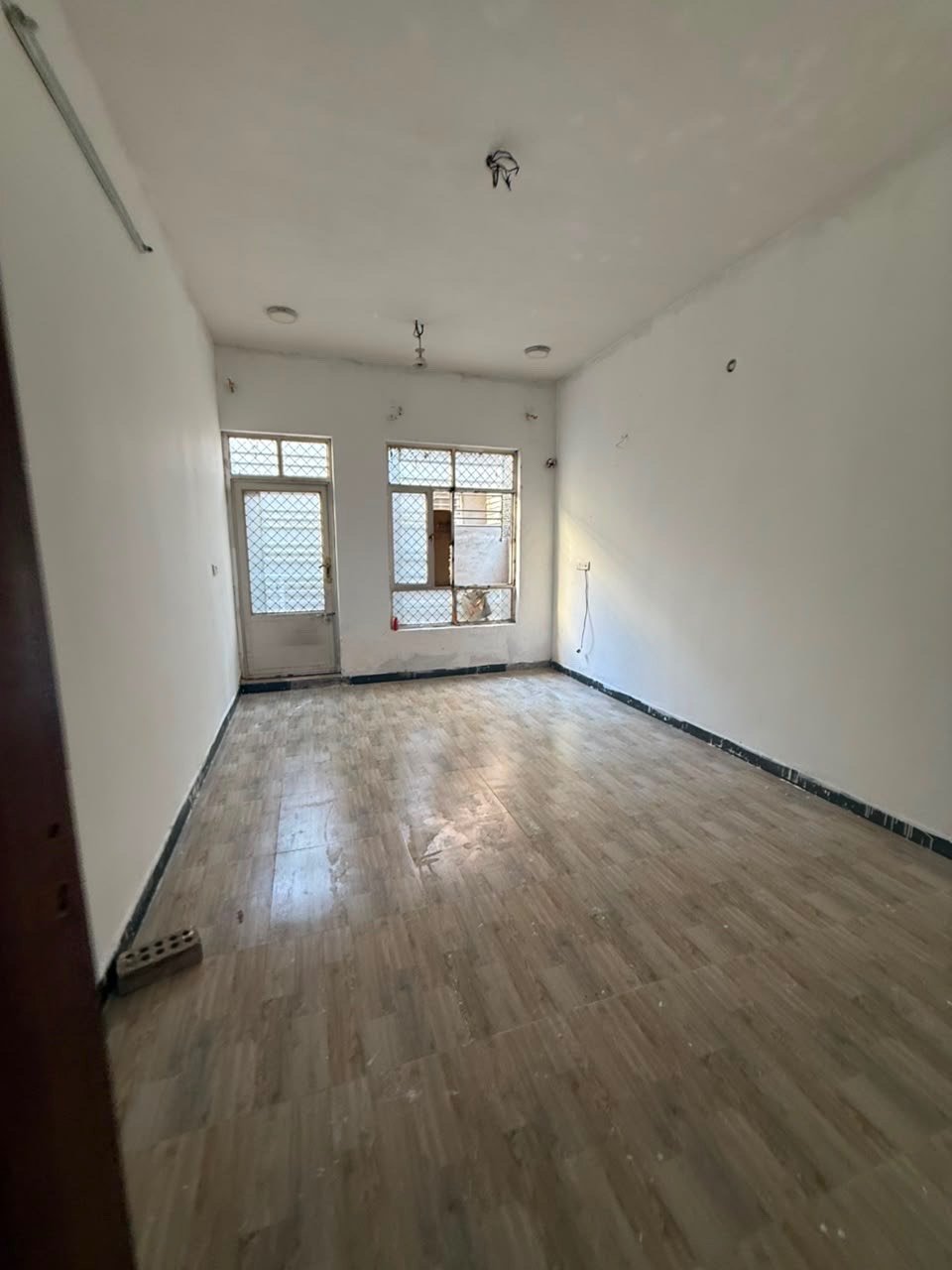 🏡 **للبيع بيت في حي الجهاد – خلف المخابرات طابو صرف **

📍 موقع مميز وهادئ
📐 المساحة: 100 م²
📏 الواجهة: 4 م × 25 م

مناسب للسكن أو الاستثمار، وبموقع مميز داخل حي الجهاد.

📞 للتواصل والاستفسار: الرقم الموجود في الصورة
البيت طابق واحد لو أكثر من طابق؟ وإذا بيه سطح أو حوش/كراج، ممكن توضّحونه؟: 
طابق 
شنو حالة البناء والتشطيب؟ هل البيت جديد وجاهز للسكن لو يحتاج شغل/تصليحات بسيطة؟: 
جديدة
الموقع بالضبط داخل حي الجهاد وين؟ وهل قريب من شارع رئيسي أو معلم معروف حتى يسهل على المشتري يوصل؟: 
جامع رسول الله (ص)
إذا موجود، شنو تفاصيل الخدمات: ماء، كهرباء، مجاري، ومنظومة/مضخة أو خزّان؟: 
كلها متواجده 