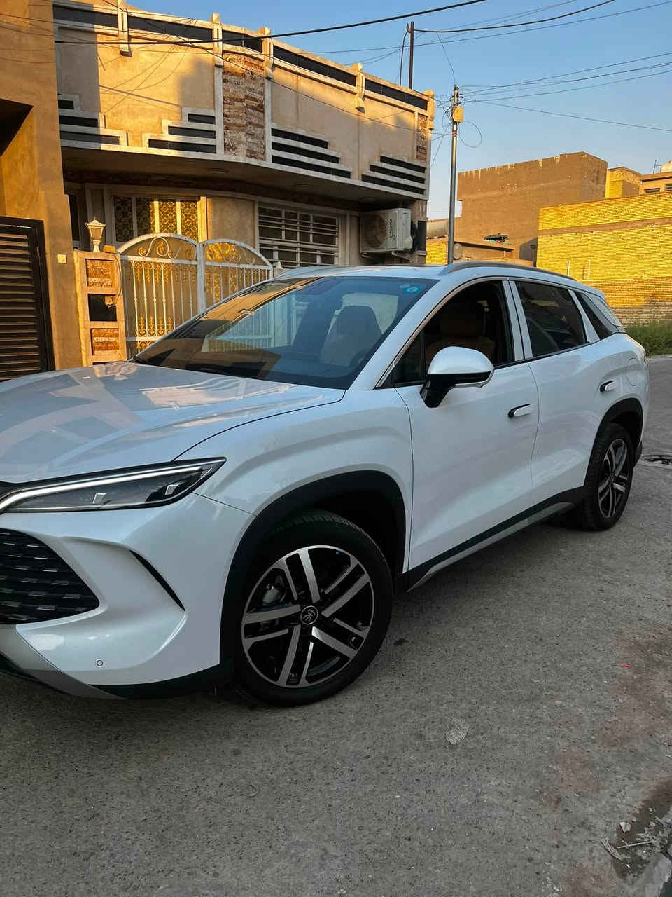 BYD SONG  L 
    سونك ال  
موديل 2025  رقم بغداد 
  داخل جملي 
المسافة المقطوعة الكلية 7000

كفاله عامه السياره ما عدا طخه بلدعاميه الامايميه بكد الاظفر جوه الايت الايمن

ابرز المواصفات: 
 ⚙️ نظام هايبرد DM-i يجمع بين محرك بنزين 1.5 لتر ومحرك كهربائي قوي

فتحة سقف بانوراما
مقعد كهرباء عدد 1
مدى شحني يصل 120KM
كامرات محيطية ٣٦٠ درجة
كامرات امامية + خلفية +جانبية
نظام سكيورتي متكامل  
شاشة قلابة 
انارة LED
قيادة ذاتية وكروس كونترول
نظام النقط العمياء والتحذير
 💡 إضاءة خلفية متصلة بتصميم عصري مميز
🚘 أنظمة أمان متقدمة: رادار، حساسات، وكاميرات 360°

وبعد بيه اهواي مواصفات 
العنوان: بغداد الشعب
رقم الهاتف :***********
