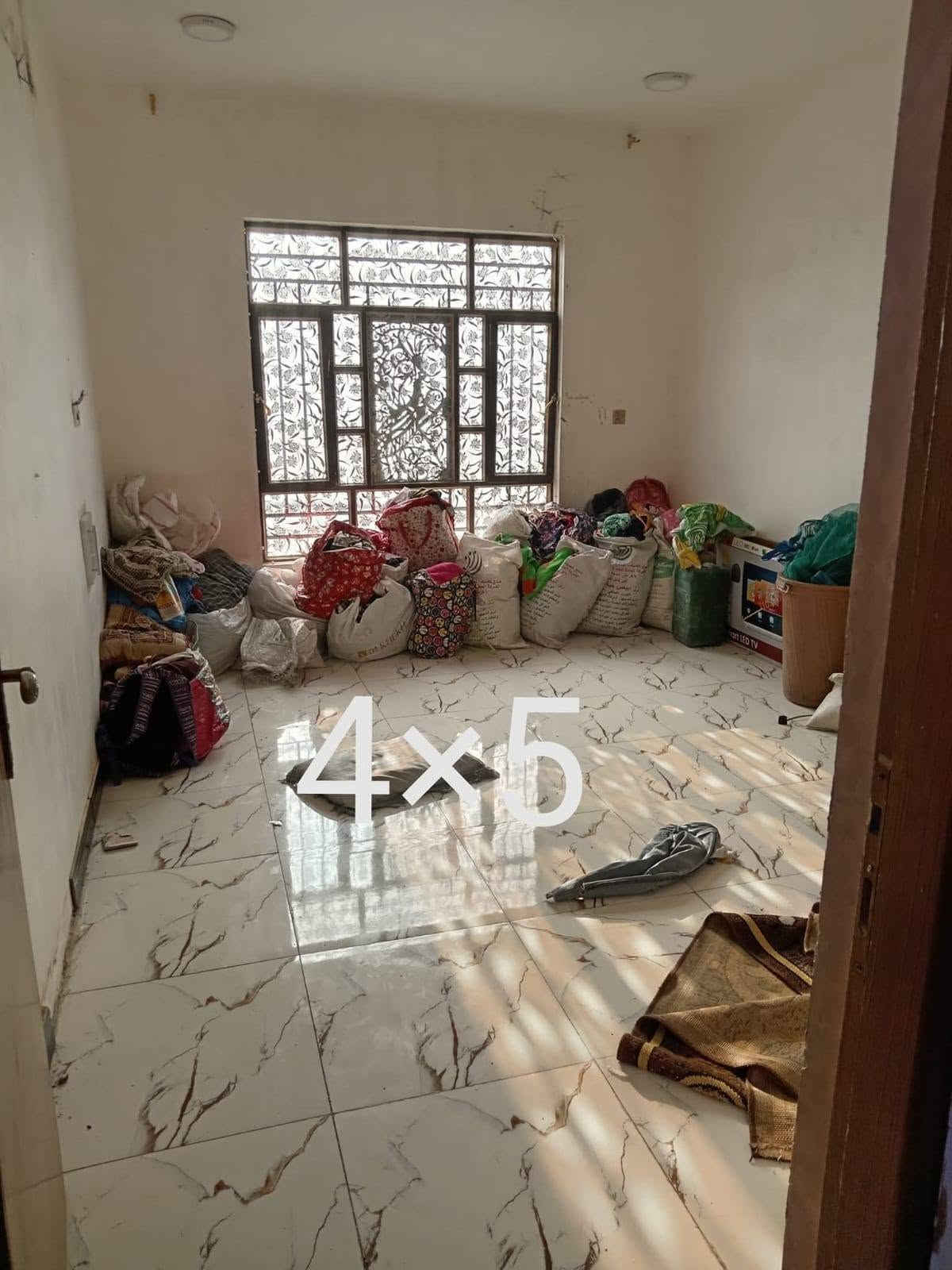 السلام عليكم بيت كامل للبيع المساحة 144بسمي تحويل مباشر قطاع 76 مقابيل 33 داخل فرع منه للشارع العام 
التفاصيل داخل المنشور السعر 190 وبي مجال بسيط 
للستفسار ***********

نص مكتوب في الصور:
- 7x4
- 4x5
- 4×4