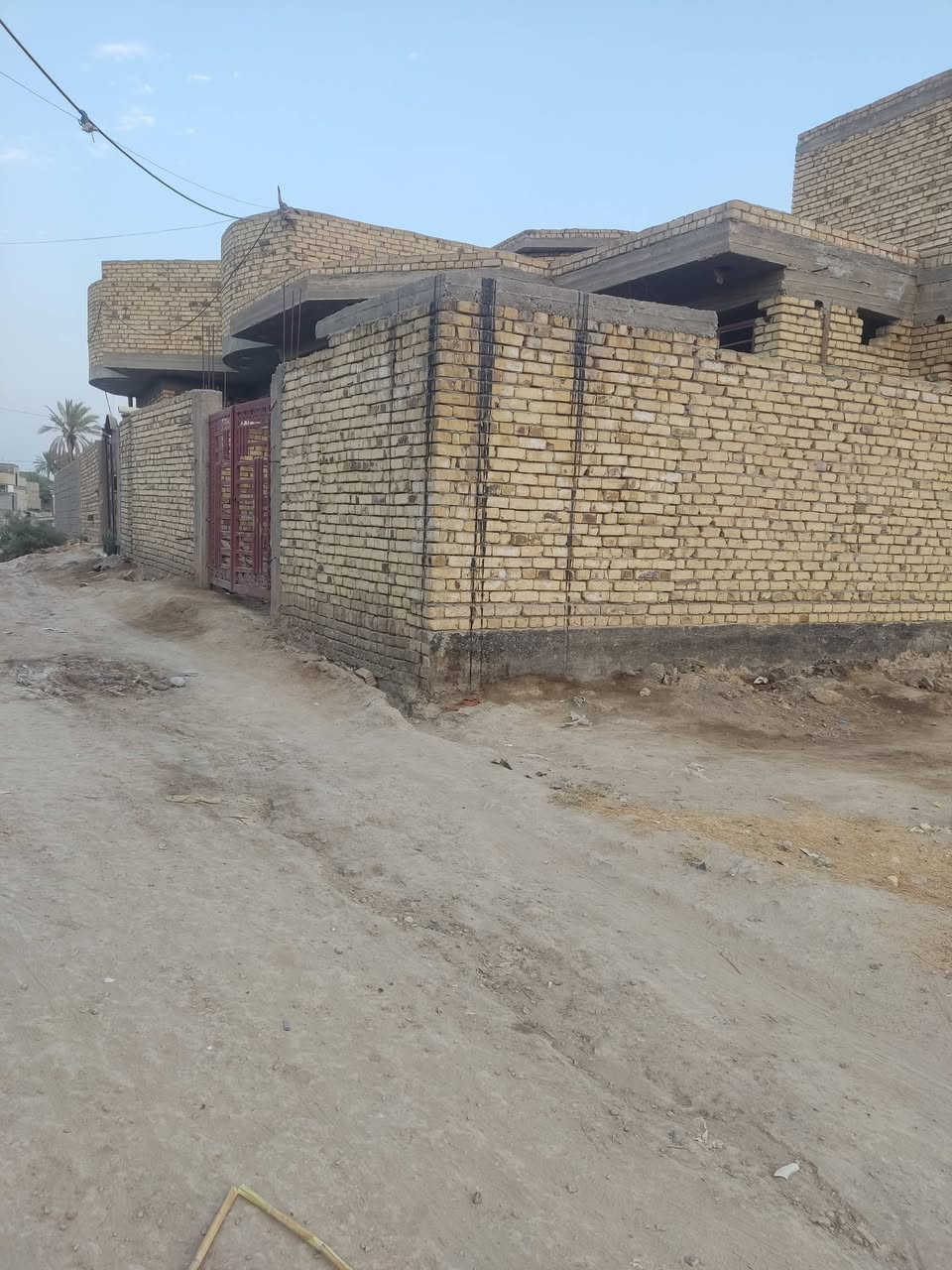 هيكل كامل
المساحه:  200 متر

واجهة: 10
نزال: 20
عدد الغرف:  2 غرفتين 
صاله- مطبخ-استقبال
صحيات خارجيه وداخليه
مزفت هوه ومرگ مي كامل
الموقع:  بين الجمعيه وعلي قماره 
السعر: 75
الهاتف: ***********
