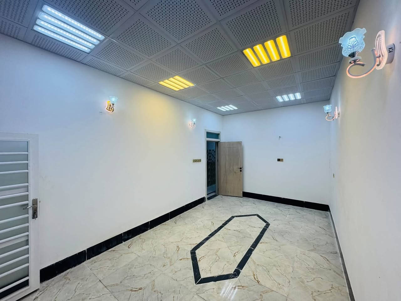 سلام عليكم بيت البيع ١٠٠ متر طابق ونص النجف حي النداء مقابيل الأميرات الأولى على شارع 20 قريب عله شارع المجمعات 
تفاصيل العقار طابو صرف📜
‏طابوك جمهوري 🧱
صب كونكريت شغل 
درجة أولى مال جناي
‏تصميم البيت يتكون 
طابق الأرضي🏠
‏استقبال صالة مفتوحة المطبخ غرفة صحيات داخلية وخارجية منور
‏طابق الثاني🏡
‏ غرفة واحدة صالة صحيات سطح فرشي 
سعر البيت ٩٥ مليون وبي مجال 💵
يوجد فيديو للبيت الاستفسار واتساب 
✅***********📞
