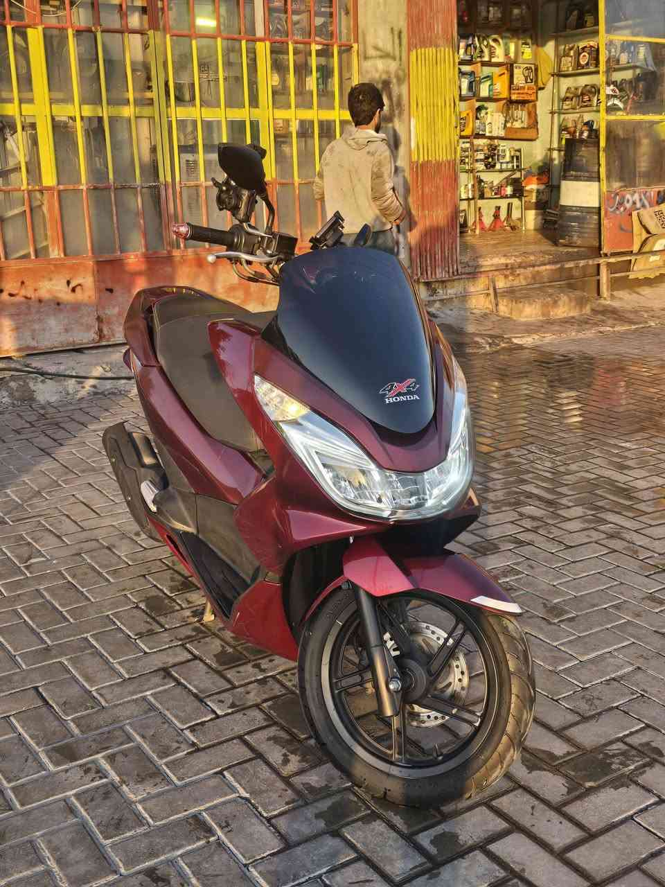 السلام عليكم pcx جيل ثاني ياباني ماشيه ٢٣ دراجه مال رمبه مصار فتره من منزله من المعرض عدته كامله كتلوكاته دراجه ممتعوبه دهن امزويل مكفوله كفاله عامه لدراجه عنواني بغداد البياع رقمي ***********
