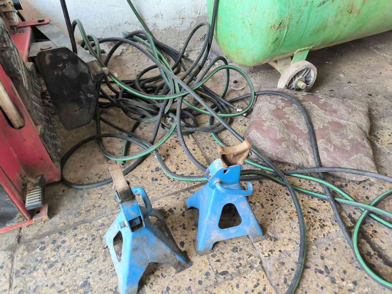 محل بنچر متكامل  معروض للبيع خالعة حجم24 ماركة sogo كمبريسر هواء ضغط 300 لتر  مساند عدد2 بقوة رفع3طن صوندات كتان عدد2  مبردة ورفوف عدد2 اطارات سيارة مع ميز عرض ومقطورة فحص بنچر بالخارج تأسيس هواء كامل مع توفر خط سحب المحل جاهز (يحتاج الى عدة عمل )العنوان بداية شارع الماطور *********** السعر 1800 بي مجال قليل
