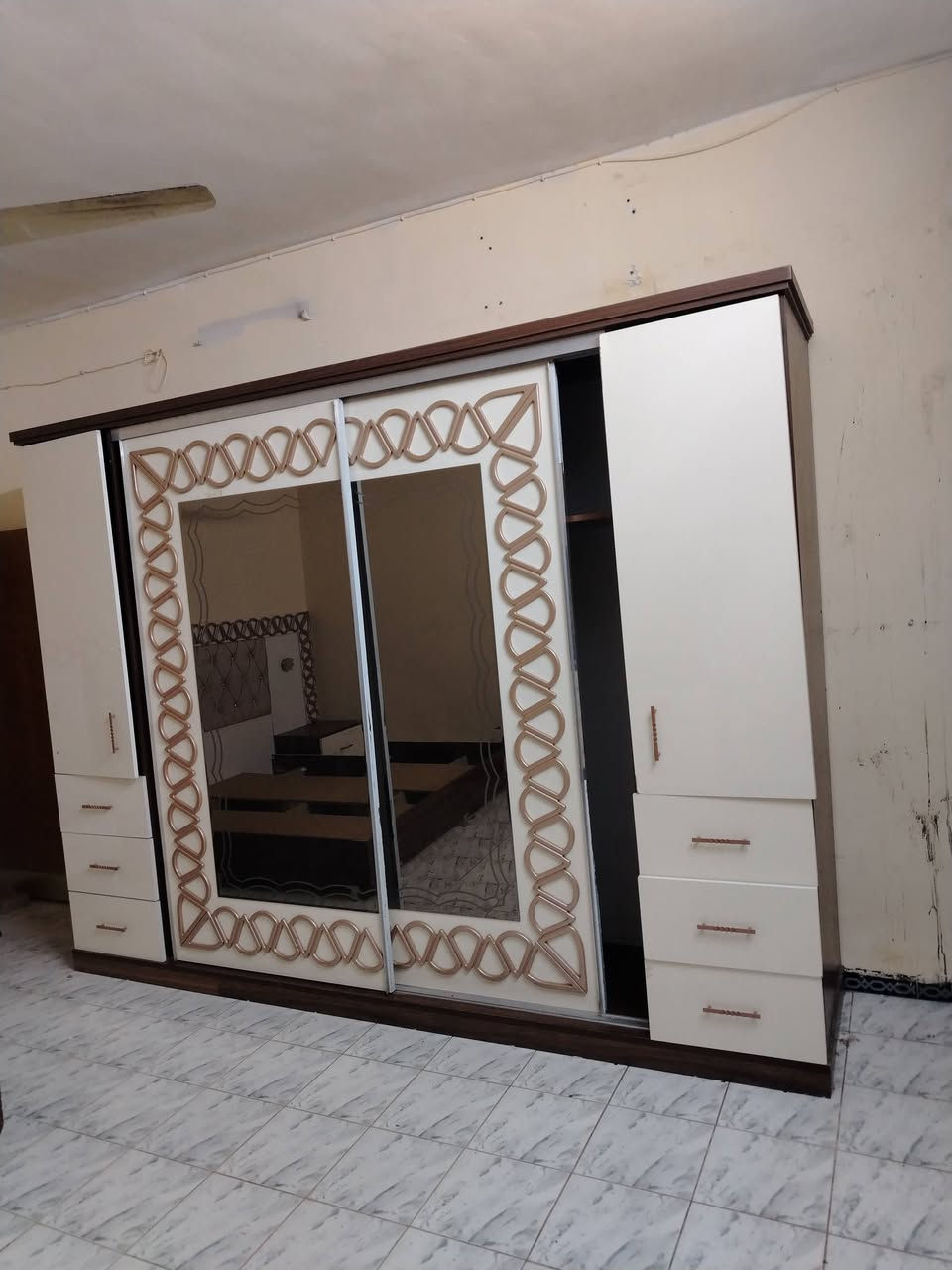 غرفه للبيع بسعر 250وبيها مجال  للاستفسار
***********
