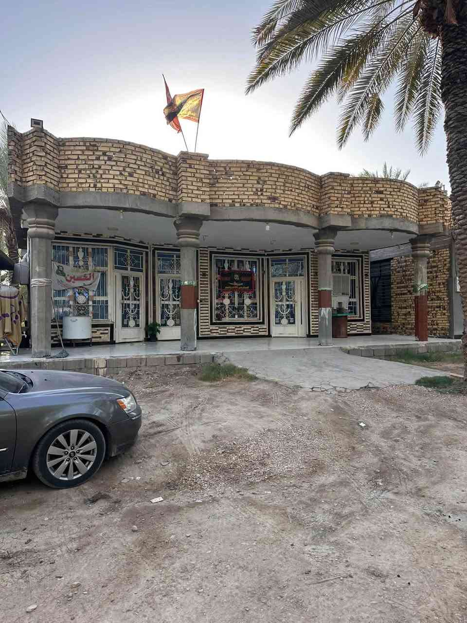مزرعه ٣ دونم طابو زراعي مع بيوت حديثه مزروعه ومشجره وبيه ١٢٠ نخله متنوع لاصناف حله ورديه خلف محطه المقادير تبعد عن التبليط الرئسي ٤٠٠ متر سبيس كافه الخدمات تبعد عن المركز ٤ كيلو  مي سقي ومي اساله موجود مدارس ومستوصف موجود ركن باقي التفاصيل استفسار ***********
