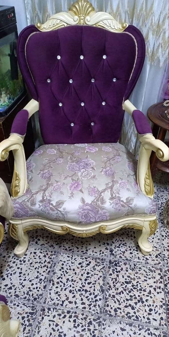 تخم صناعه تركيه / شاصي حديد مغلف بخشب الزان الطبيعي قماش قديفه بلون بنفسجي مميز..
١٠ مقاعد. 
كرسيين  وثلاث قنفات واحد بمقعدين واثنان بثلاث مقاعد. 
تكلف
ه استيراده 950 $
واريد بيعه  ب٤٥٠ الف فقط 
المكان شهداء البياع شارع المضخة الثاني. *********** واتساب
