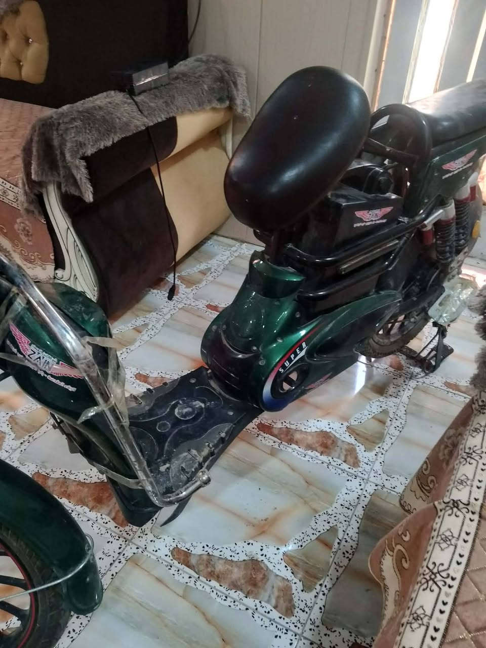دراجة شحن موديل جديد 2025  مواصفات للبيع تمشيك 75 كيلو متر ب الشحنه الوحده جديده بيها عطل بسيط مايكلف 10تالاف السعر 300 وبي مجال الطيبين هاذا رقمي *********** مكان حله محاويل ناحيه الامام
