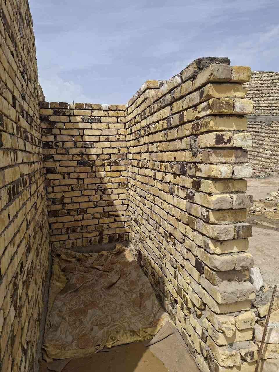 هيكل للبيع غير مسقف ١٠٠ متر زراعي سند ٢٥ عرض الشارع ١٠ متر حي نادر الثالثه حي السجاد السعر ٢٥ مليون وبي مجال الاتصال بالرقم ***********
