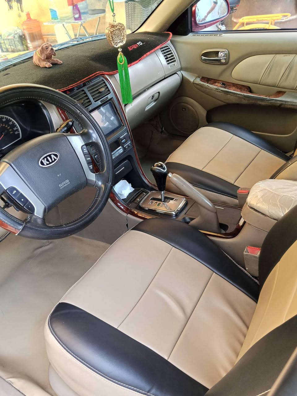 السلام عليكم
اللي يريد النظيف هذا النظيف اوبتما 2006 مكينه 2700 / v6 كير ومكينه عالفحص تبريد ثلج حداديه عله ايدي كلهه مال حاويه جديده تخم تاير جديد غرفته نظيفه جدا شاشه و كامرا  وراد امريكي ضربتهه بسيطه جدا بخشم الجاملغ عكس السايق و مصلح نفسه مصبوغه عام جماليه فقط 
مالكهه قريب عليه بكريطعه سنويه ساقطه قبل ست اشهر تقريبا 
السياره استخدام شخصي من الدوام للبيت
مكان السياره حله - بكرلي ***********
