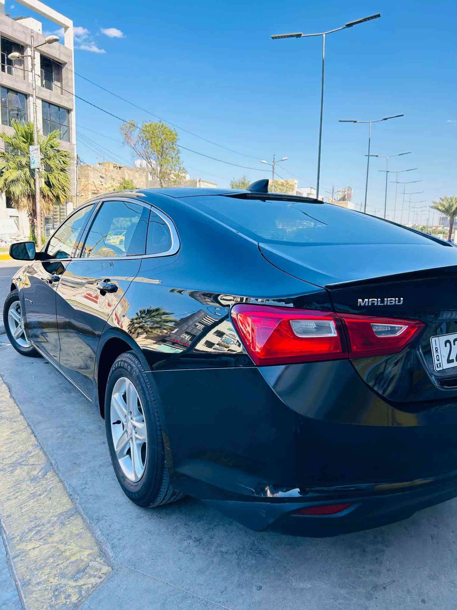 للبيع شيفروليه ماليبو LS موديل 2022 – 1500 توربو
سيارة نظيفة ومرتّبة بچم كبسس ، فئة LS وبالواقع بعد احلى من الصور. 
مكينة 1.5 توربو اقتصادية وقوية بنفس الوقت eco
گير أوتوماتيك 6 سرعات
دفع أمامي 

المواصفات:
 • مكينة 4 سلندر 1.5 توربو
 • شاشة وسط مع Apple CarPlay و Android Auto
 • بلوتوث + USB
 • بصمة تشغيل ودخول ذكي 
 • كاميرا خلفية
 • مثبت سرعة
 • زجاج كهرباء
 • تحكم من الستيرن
 • نظام توازن وثبات
 • نظام ABS + Traction Control
 • حساس ضغط الإطارات
 • جنطة كبيرة ومساحة داخلية مريحة
 • حادث جاملغ ايسر فقط بدون دواخل

 - العداد: 40 الف كيلو. سعر 135 بيهه مجال

مكان السياره / بغداد ***********
