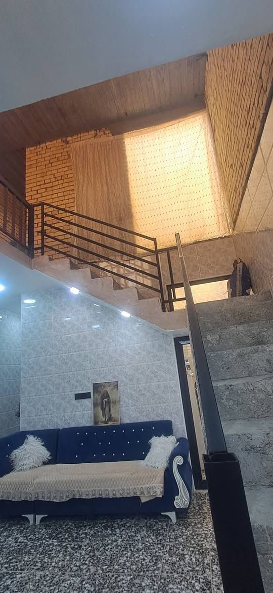 السلام عليكم 
بيت للبيع البلديات شارع العمرات في المعسكر البيت على الشارع العام 
تفاصيل البيت في الصور البيت طابق ونص بس الطابق الفوك بس تشطيب يرادله 

مساحة البيت الواجة ٥و٤٠ والنزال ٢٠ ونص 
السعر ١٢٥ مليون 

التواصل خاص
 رقم الهاتف ***********
