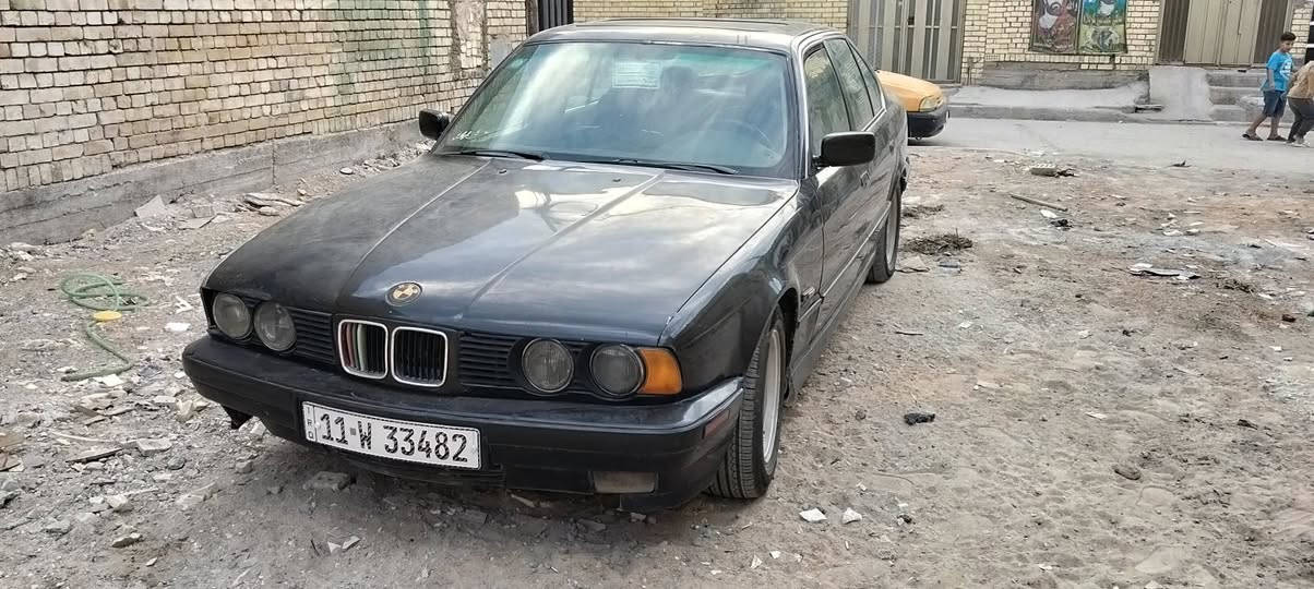 السلام عليكم
بي ام دبليو موديل السياره 1991 
مكينه535 مفتوح 
تدفئه تبريد شغال 
كشنات كهرباء 
فتحه سلايت روف 
بأسمي رقم بغداد البلديات 
***********
