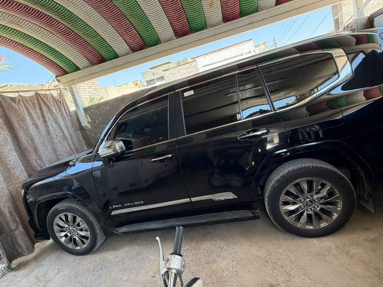 لاندكروزر VXR • توين تيربو • داخلية جلد أحمر