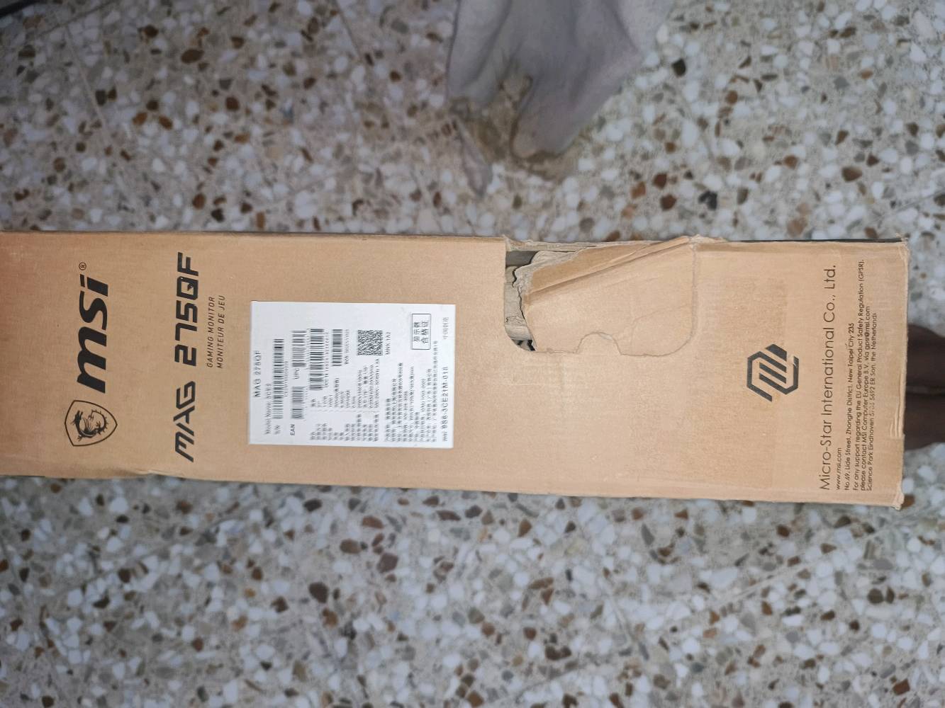 شاشة قيمنق MSI MAG 275QF دقة 2K وتردد 180Hz (أخت الجديدة) مابيها مشاكل اطلاقا
هل بيها أي خدوش أو آثار استخدام غير اللي مبينة بالصور، خصوصًا على الحافة العلوية والظهر؟: 
لاتوجد مشاكل فقط خدش صغير لي ورة ولا يؤثر على تجربة الأستخدام وحتى لايذكر لانه جدا صغير
بعدها عليها ضمان لو لا؟ وإذا إيه، شكد المدة ومنو الوكيل/اسم الضمان؟: 
الضمان مال شركة خلصان بس اني اضمنها الك
شنو الملحقات اللي وياها بالضبط: القاعدة، السلك، HDMI/DisplayPort، الكرتون الأصلي، وكلشي كامل؟: 
كل الملحقات مع الشاشة 
وين موقعك بالضبط بالعراق؟ وهل عندك توصيل أو فحص مباشر قبل الشراء؟: 
موقعي بغداد ويوجد توصيل