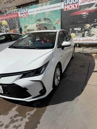 كورلا هايبرد للبيع 2025 ماشيه ٤٠ الف كشن كهرباء جلد احمر هزه جديده الس...