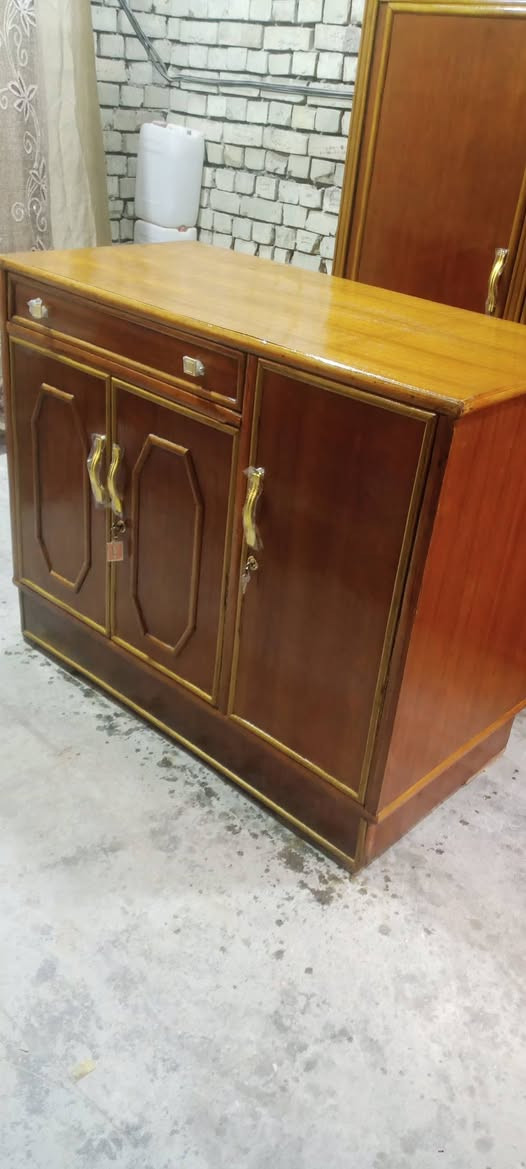 بوفيه مستعمل نظيف قياس المتر وربع مكان بغداد الأمين الثانيه ***********
