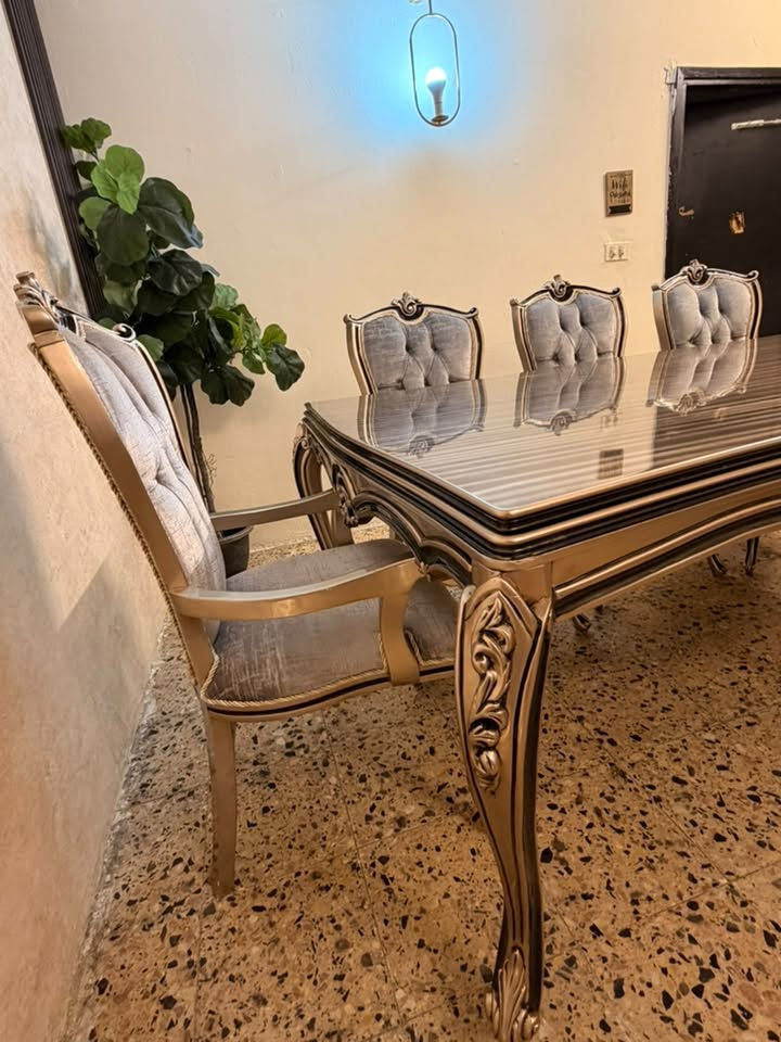 ميز طعام ملكي تركي ٨ كراسي نظيف جدا الطول ٢٢٣. العرض ١٢٠
***********

