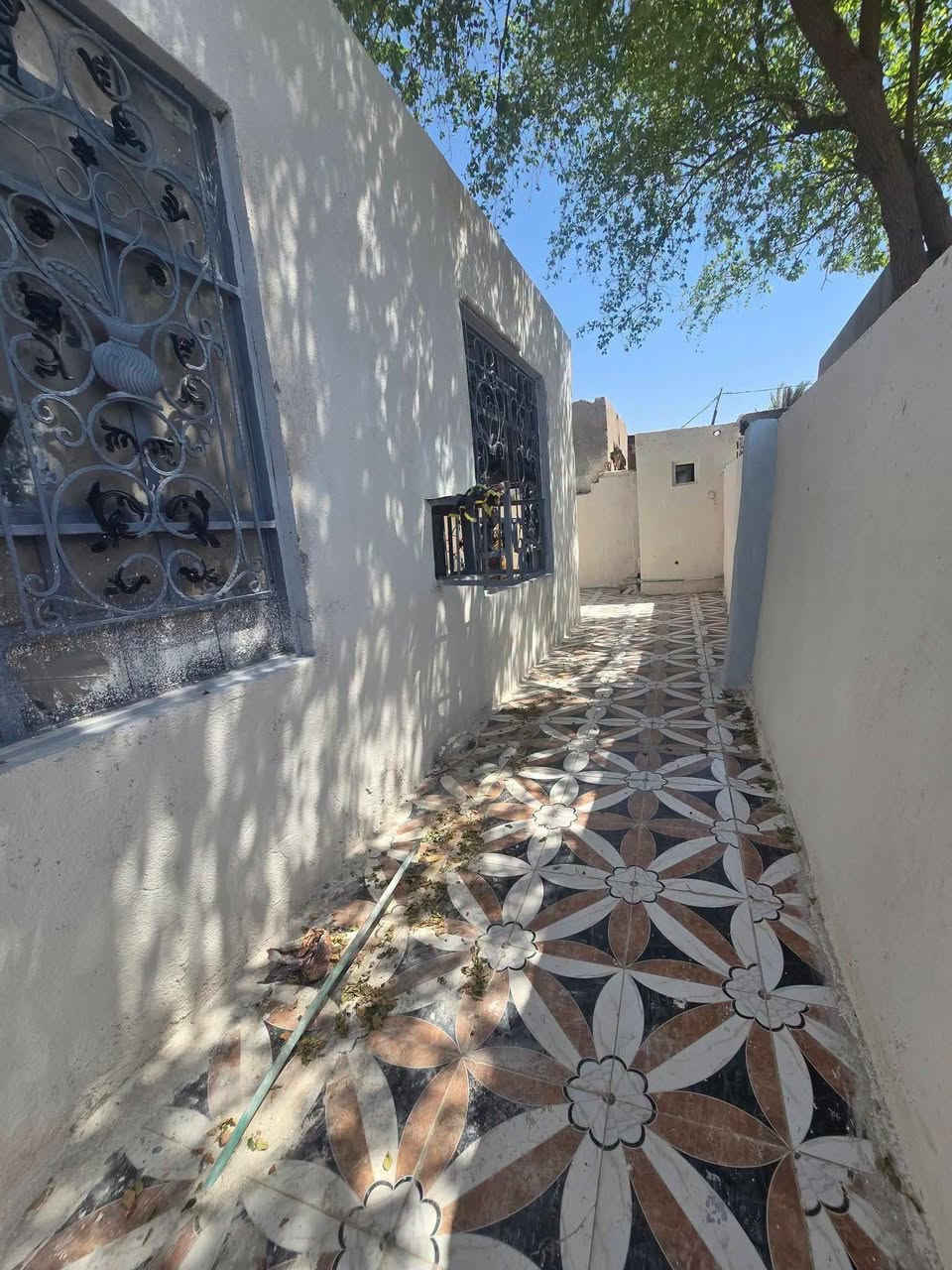 بيت لبيع بشارع المطار القديم المساحه ١٢٠متر يحتوي على غرفه وصاله ومطبخ وستقبال وطارمه وصحيات السعر ٢٠وبي مجال البيت خلف عيادة الكوثر للستفسار *********** مكتب بركات ام البنين قرب مثلجات سنبله
