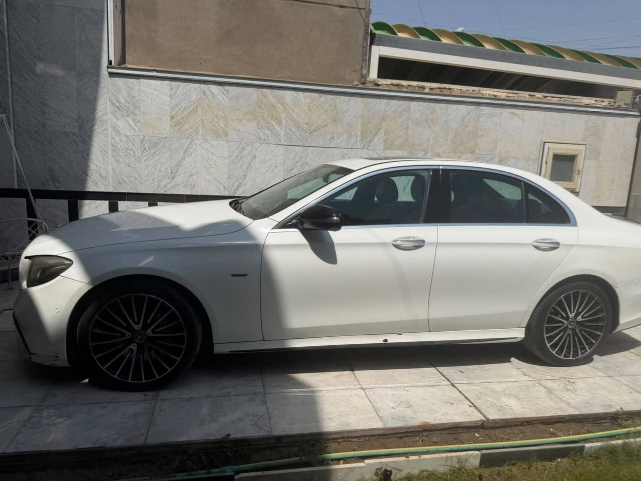 السلام عليكم من رخصت الادمن مارسيدس E350
صور الحادث داخل المنشور
ماشيه 90الف 
***********
