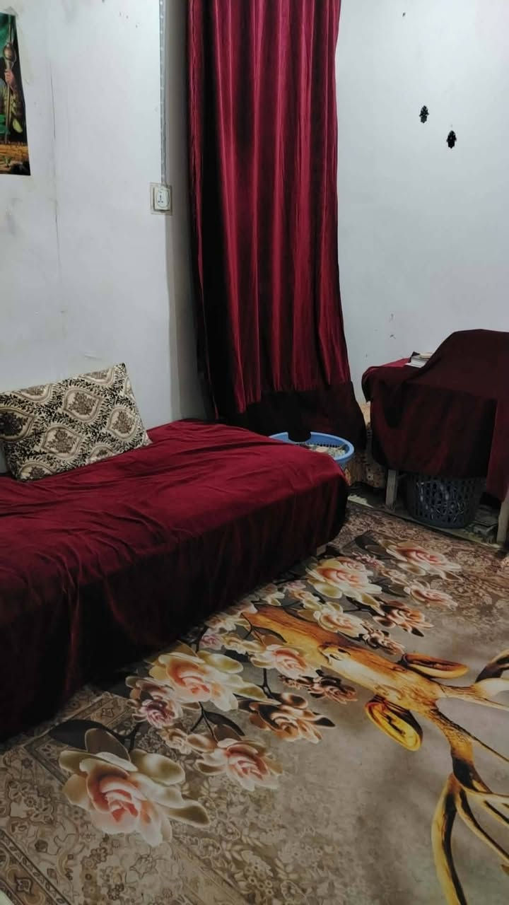 بيت مساحه 100 متر
يحتوي علا غرفتين وصاله ومطبخ وغرفه في طابق ثاني
مكان البيت في شارع مطار قديم مقابل أسواق عسوله
سعر البيت 25 مليون وبي مجال
للاستفسار اتصال علا رقم ***********
