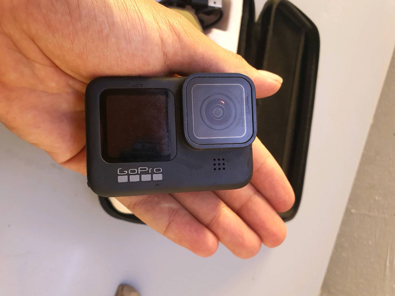 للبيع: كاميرا GoPro Hero 9 Black بحالة ممتازة مع كامل الملحقات
​كاميرا الحالة العامة نظيفة جداً وجاهزة للاستخدام الفوري (بس تعال وصور!).
​📌 المواصفات الأساسية:
​دقة التصوير الفيديو: تصوير فائق الوضوح بدقة 5K، مع خيارات 4K و 2.7K و 1080p بمعدلات إطارات عالية للحركة السريعة و Slow Motion.
​دقة الصور الفوتوغرافية: 20 ميجابكسل مع دعم التصوير بصيغة RAW.
​الشاشات: شاشة أمامية ملونة (ممتازة للفلوجرز وتصوير السيلفي) + شاشة خلفية باللمس عالية الاستجابة.
​الثبات الإلكتروني: تقنية التثبيت الأسطورية HyperSmooth 3.0 لفيديوهات ناعمة بدون أي اهتزاز.
​المميزات: مقاومة للماء بدون غلاف حتى عمق 10 أمتار، مع ميزات التصوير الذكي.
​📦 الملحقات المتضمنة مع العرض:
​حقيبة حمل: متينة ومخصصة لحماية الكاميرا وكل ملحقاتها وترتيبها بشكل منظم.
​عدد 2 بطارية: لضمان وقت تصوير أطول وعدم تفويت أي لقطة.
​مجموعة قواعد تثبيت متنوعة: لتغطية كل زوايا وطرق التصوير.
​كيبل الشحن.
​السعر: 300
​التوصيل: متوفر خدمة التوصيل لجميع المحافظات 🚚
​للاتصال والتواصل: *********** (متاح اتصال أو واتساب)