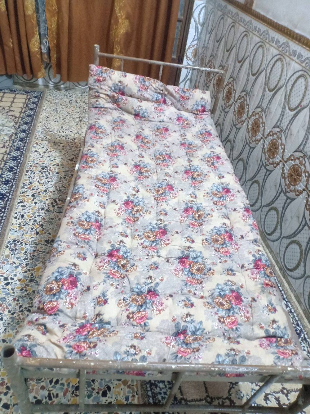 سرير حديد • حجم كبير • قوي ومتين