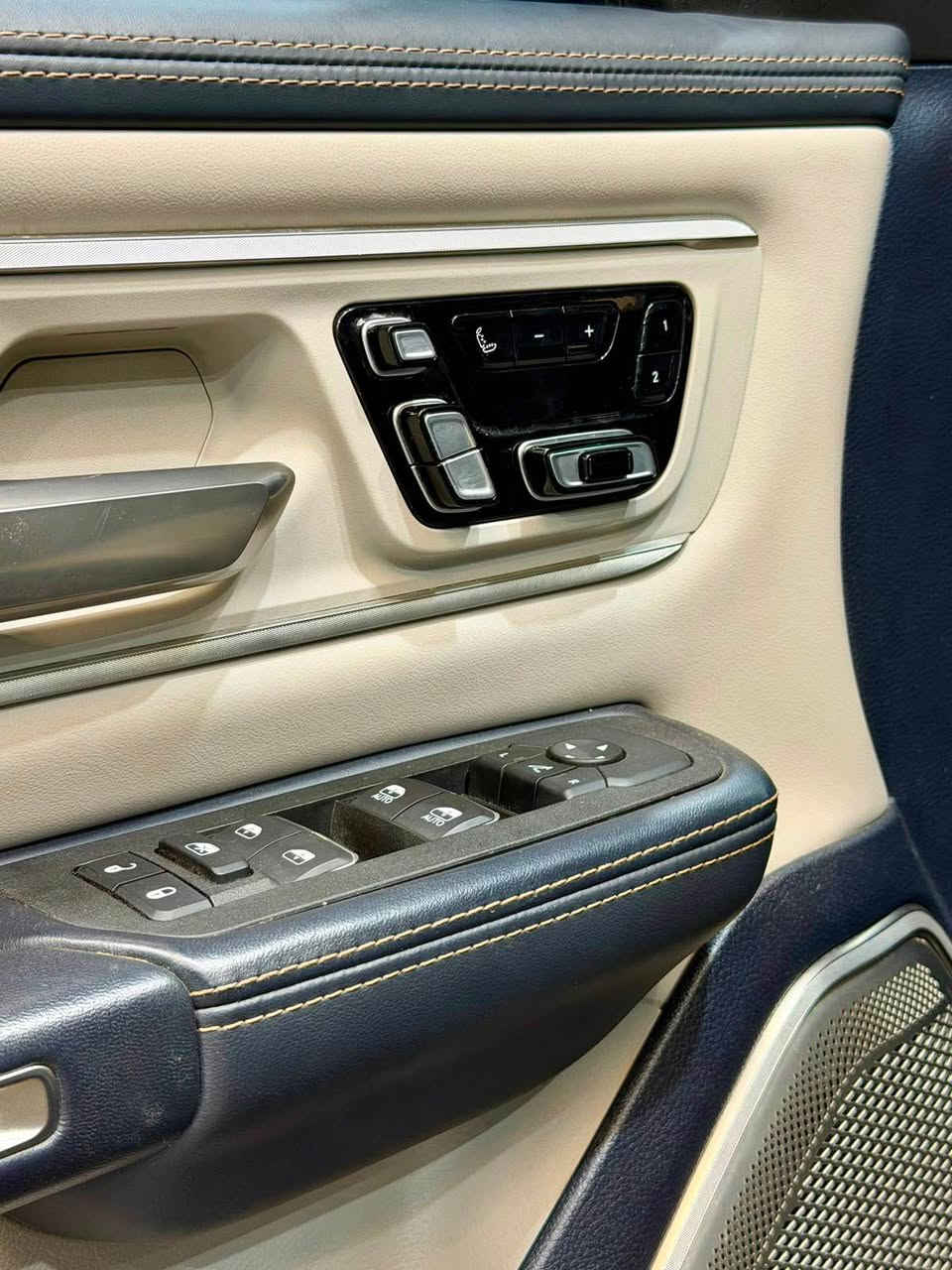 للبيع RAM 1500 TUNGSTEN 2025 - فل مواصفات
ماشية 12 الف فقط 🔥
خليجي وكاله هارلم

وحش الشارع، انظف واعلى فئة بالرام، تجي فوك الـ Longhorn و الـ Limited

المواصفات:
المحرك الجديد Hurricane 3.0L توين تيربو High Output 
540 حصان - 521 LB تورك - اقوى من الـ HEMI القديم
كير 8 نمر + دفع رباعي 4x4 اوتو + دبلات هوائية يصعد وينزل
شكمان رياضي دوال + غطاء صندوق كهربائي
داخل TUNGSTEN - ما يتقارن:
جلد فاخر لون ازرق ملكي مع تطريز الماسي
مقاعد كهرباء / تدفئة / تبريد / مساج 24 حركة
3 شاشات: 14.5 انج وسط + 10.25 انج للراكب + 12 انج عدادات + Head Up Display
سماعات Klipsch الاصلية 23 سماعة
بانوراما + مراية ديجتال + شاحن وايرلس
ويل 22 انج الماسي الاصلي
امان فول:
رادار Adaptive Cruise + حافظ مسار Active Lane
360 كاميرا + اوتو بارك يصفط وحده
نقطة عمياء + بريك اوتو + قراءة علامات

التفاصيل:
اللون: اسود ملكي تغليف بلكامل PPF
الموديل: 2025
الماشية: 12 الف
الرقم: اربيل  - تحويل مباشر
الحالة: بدون صبغ  فقط pdr بقبق الجنطة كد شبر
المكان: بغداد
السعر:  اكتب تم
رقم الهاتف *********** بغداد, العراق
