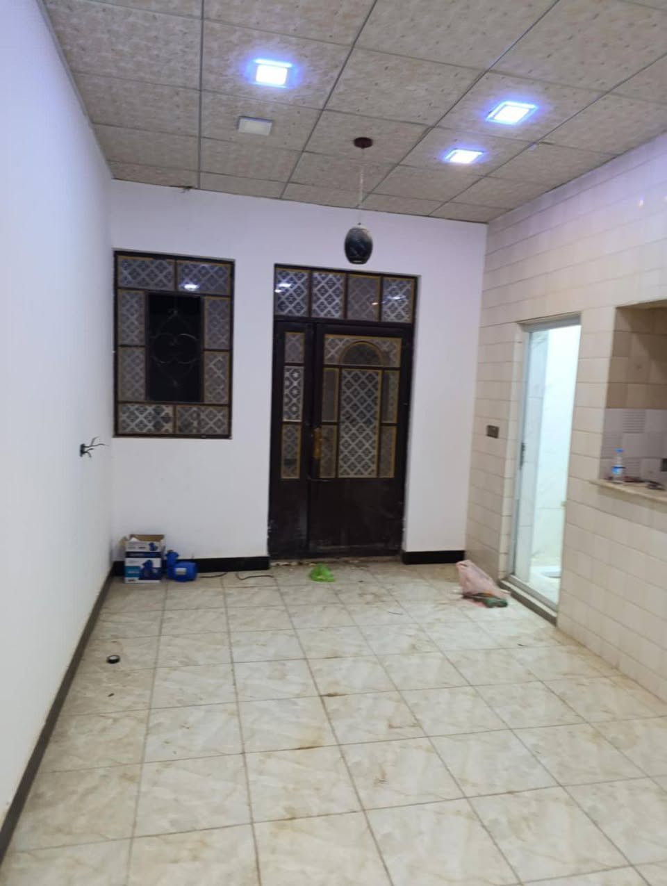 بيت للبيع  بشارع مطار الجديد المساحه 50 متر يحتوي على غرفه وصاله وصحيات ومكشوفه السعر 18مع المجال البيت مقابل المطار وأكثر من 50متر بل 65 متر بس بلمكاتبه مكتوب 50
***********
