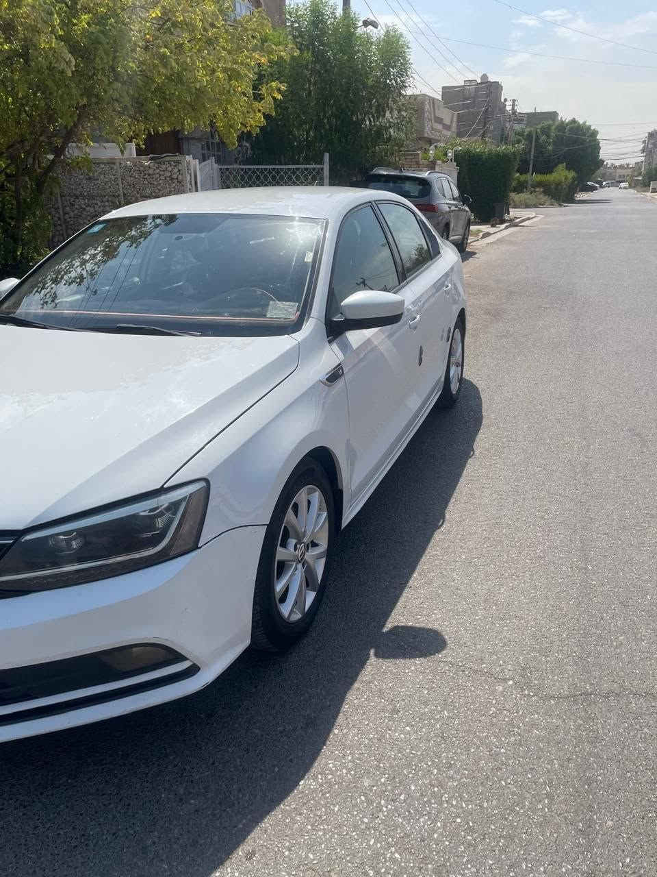 فولكسواكن جيتا موديل ٢٠١٥ مححرك ١٨٠٠ توربو بيه صبغ بالجاملغ الامامي الايمن مع الباب بدون ضربة يعني بجم كبس ايرباكت ماطاكة داخله مخمل بصمة تحكمات بالستيرن كامرة خلفية تبريد ثلج عارضه ١٣٠٠٠ دولار وبيه مجال للطيبين السيارة باسمي وهذا رقمي *********** بغداد, العراق
