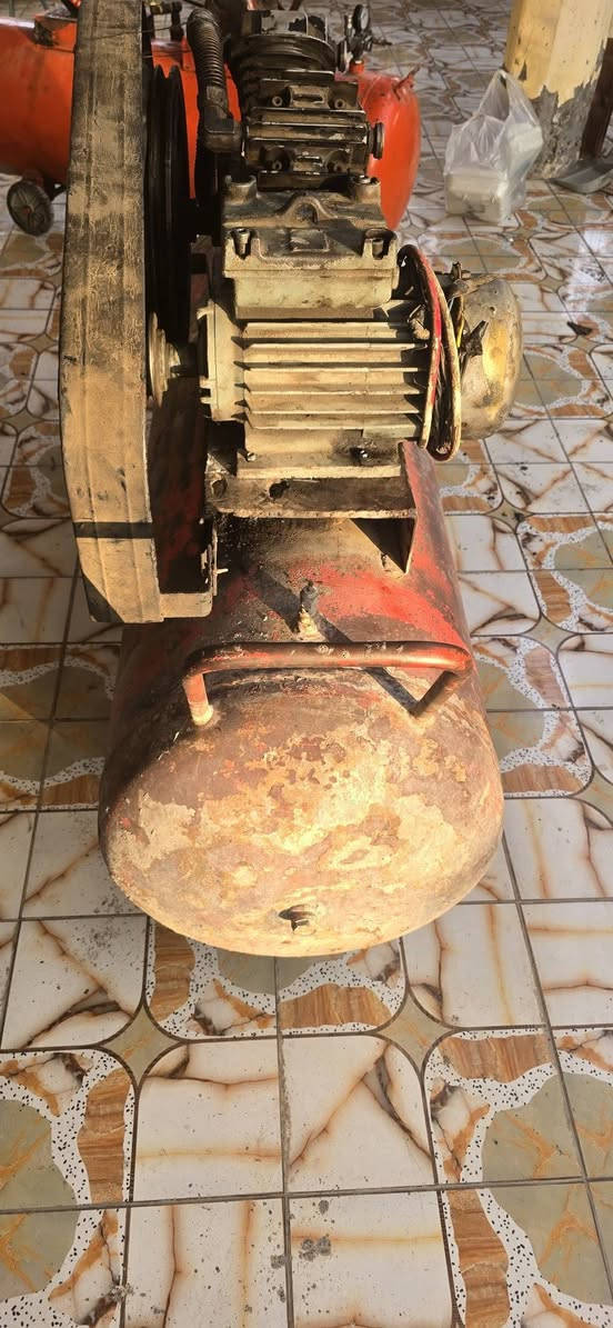 كنبريسر حجم ٥٠٠ عل فحص صناعه الماني كهرباء اثريفيز ضغط عالي السعر ٧٥٠ الشراي يجي خاص او ينتصل عله الرقم ***********العنوان حله السعر ٧٥٠ قفل 🔐 حديد  ثقيل  ثقيل
