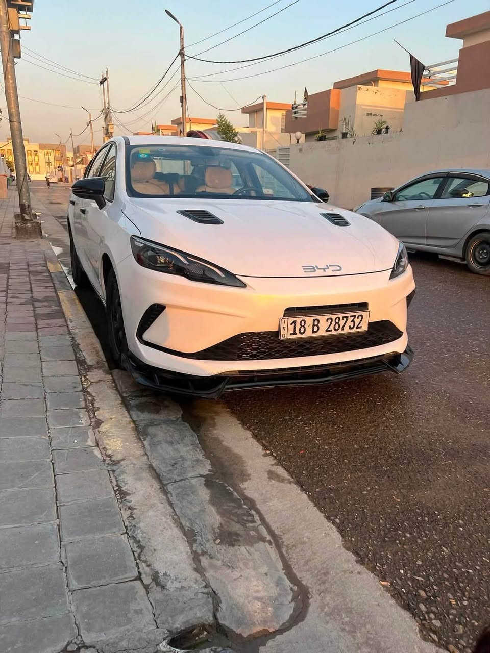 سياره BYD سيل فايف 
مكانهه بابل بعدهه بوضع شركه
بيهه رصعه بل جاملغ مصلحه ع BDR
وشخط من باب سايق لباب الوره سايق معالج هم ع BDR
باقي سياره كفاله عامه
ب١٨و ٧٠٠ وبيهه مجال
ماشيه بانزين الف و ٤٠٠
شحن ٤الف
تواصل *********** واتس
