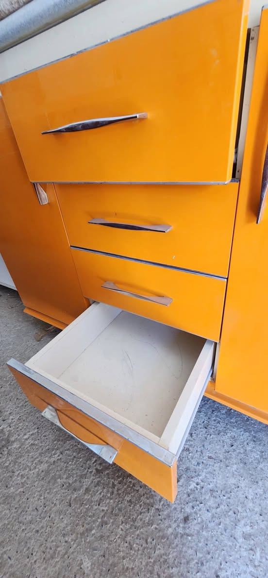 كاونتر خشب mdf كلش نظيف قطعة وحدة طولة متر ونص تقريبا والسطح مرمر يرهم كاونتر يرهم كومدي او ميز دراسة
