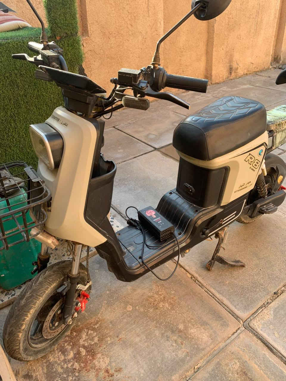 دراجة R9 دراجة تشوفون نضافتهه كدام عينكم  ناقصهه فقط بطاريات واكفة سعر 100 الف شراي اتصل ***********
