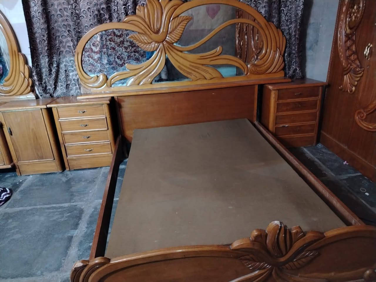 سلام وعليكم غرفه مال خشاب البيع ***********
