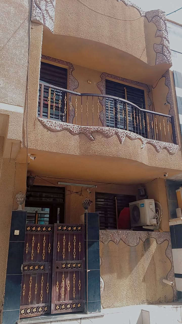 بيت للبيع المساحه ٦٠ الحرية البستان الطابق الارضي يحتوي ع طرمه واستقبال وصحيات ومنور ومطبخ الطابق الثاني يحتوي غرف نوم ٢وصحيات وسطحين الاتصال ع ***********
