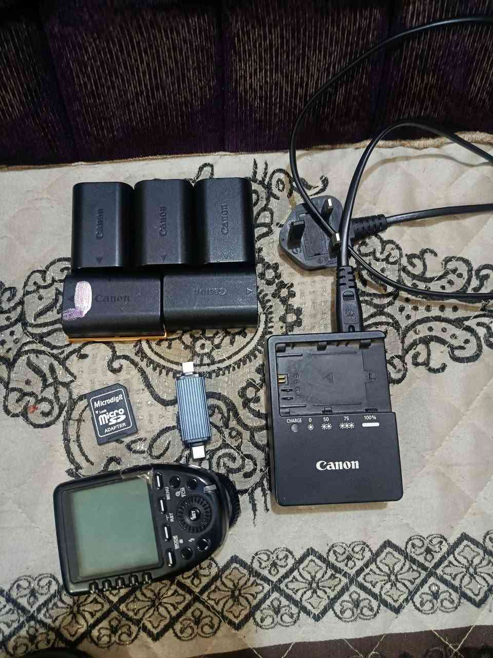 السلام عليكم 👋
 للبيع   🔴 ( بدي كانون  5D mark 4 ) نضيفه جداً 
ملحقات كامله/ 
 
🔴  عدسه رياضي  70_200  فتحه 2_8  الاصدار الثاني دبل ستابلايزر
🔴  بطاريات عدد 5 
🔴  رام 16 GB 
🔴  توصيلة نقل الصور للتلفون
🔴  فلاش خارجي
🔴  شاحنه 
🔴  جنطه + حزام 
        بابل/   للأستفسار الاتصال ع الرقم ***********
