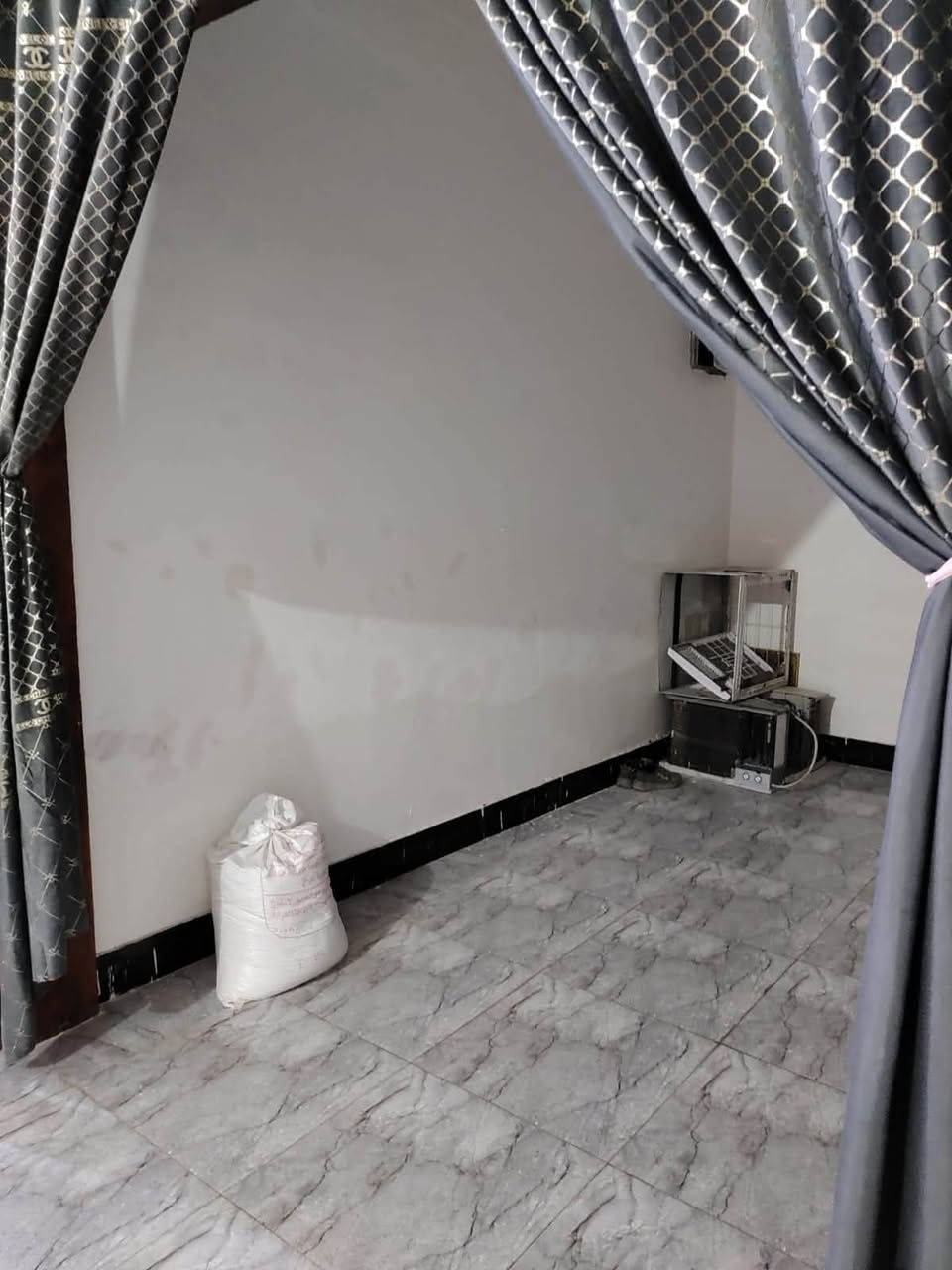 بيت للبيع قريب على ابو رعد ابو السيراميك
مساحته 400 غرفتين وصاله كبيره ومطبخ واستقبال وصحيات 
السعر 55 وبي مجال قليل للتواصل اتصال على الرقم 
***********
