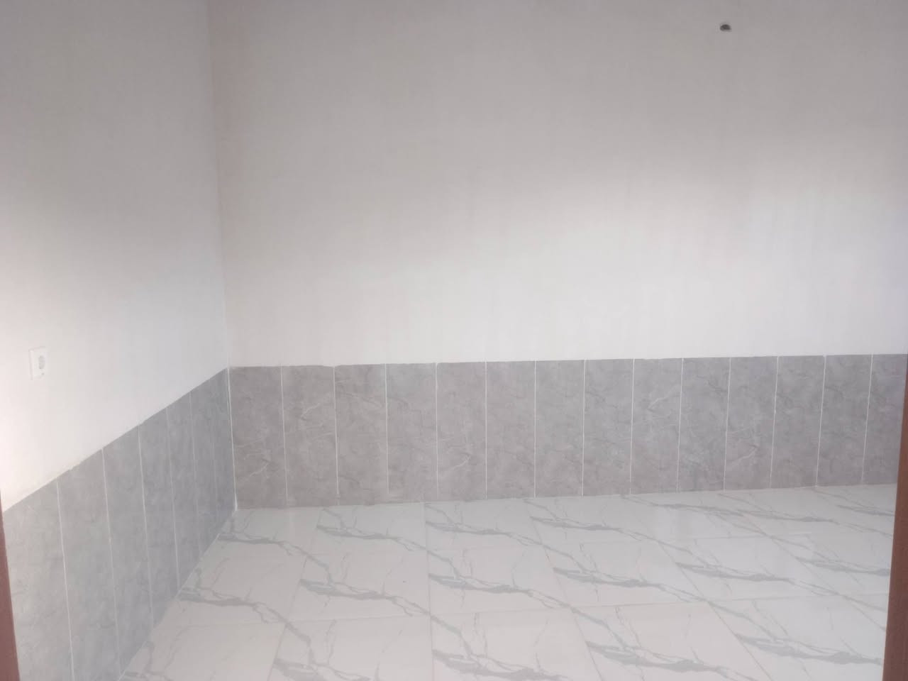 دار للبيع في منطقة حي الخضراء بلديه مساحة 100 متر دكت سقف ثانوي يتكون من غرفتين واستقبال البيت جديد عمر البناء صار أربعة اشهر  الاتصال على الرقم السعر 60   *********** صور البيت والفيديو موجود داخل المنشور
