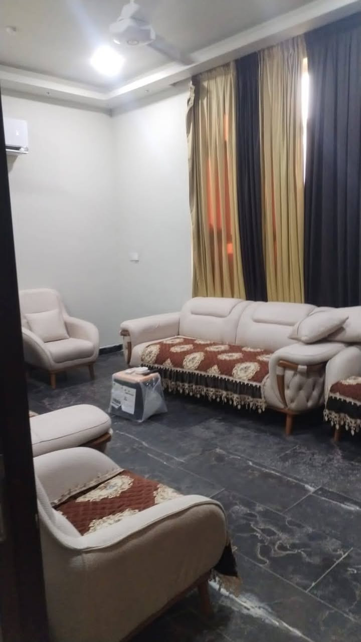 الدار للبيع ١٠٠م واجهه ١٠ نزال ١٠ البوعيثه مجمع السلطان ٣ طابقين ونص ثالث فرع من الشارع العام ٤نوم واستقبال وحولي ومطبخ وصحيات بناء درجه اولى وموقع متميز للاتصال والاستفسار خاص او *********** و*********** مكتب جبل الوادي للعقار
