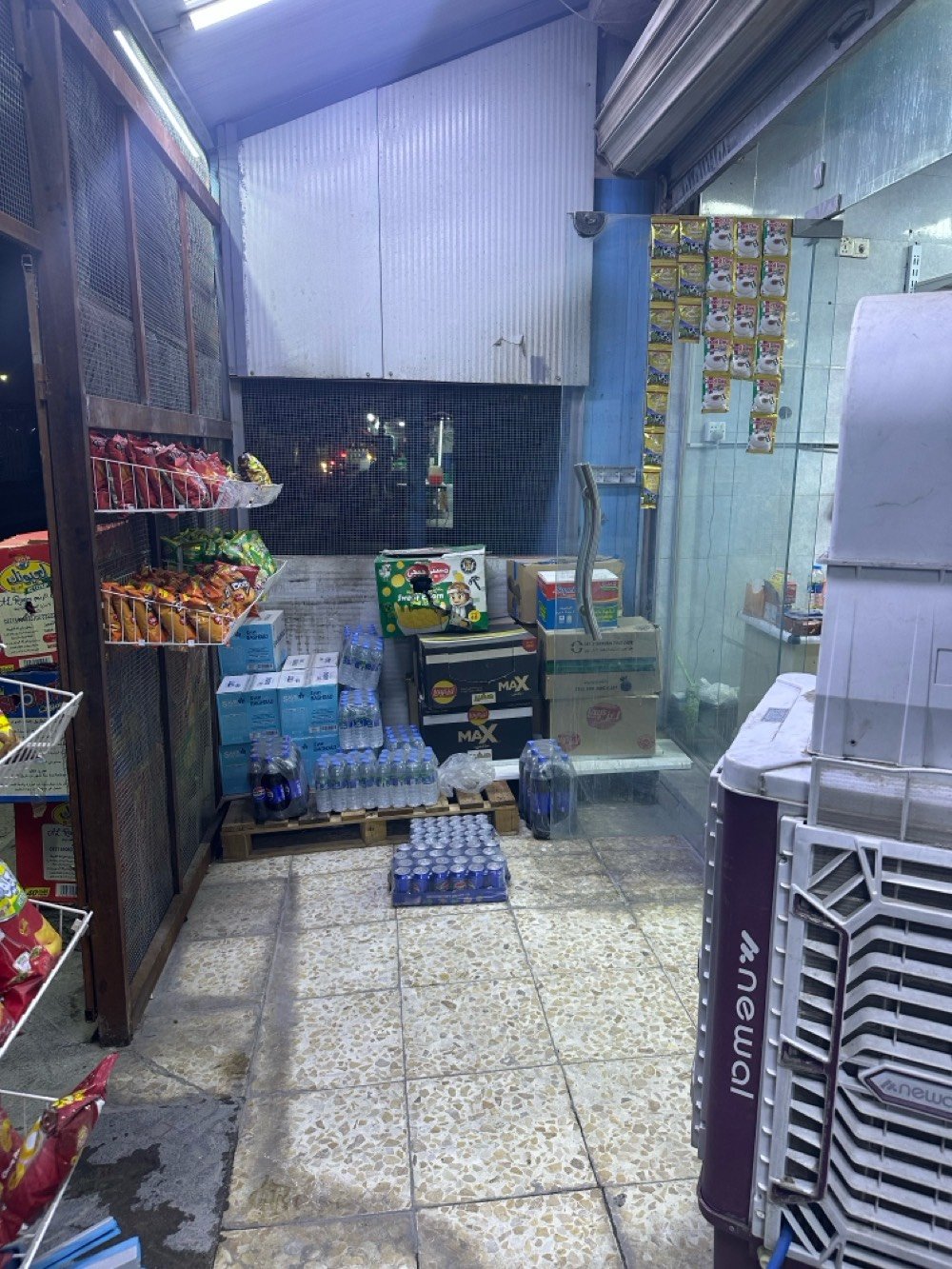 اسواق للبيع 
تحتوي على 5 عارضات 
3  مجمدات (2 للشركه )
ايجار المحل 350
مولد سحب 17 امبير (225)
 وارد المخل يتراوح بين 200الى 250
بيع مستعجل 
***********