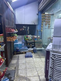اسواق للبيع  تحتوي على 5 عارضات  3  مجمدات (2 للشركه ) ايجار المحل 350...