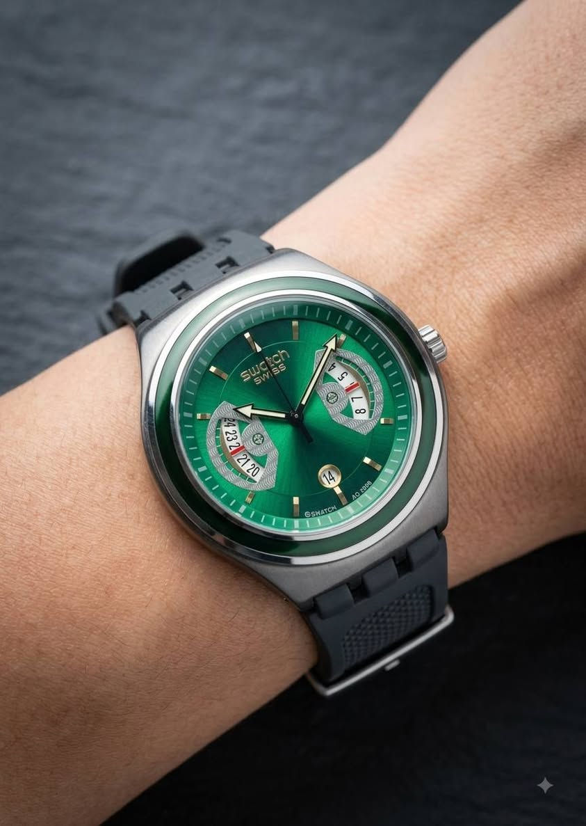 السلام عليكم ساعه للبيع
. نوع الساعة والعلامة التجارية
​العلامة التجارية: سواتش (Swatch) - صناعة سويسرية (Swiss Made).
​السلسلة: تنتمي هذه الساعة غالباً لسلسلة Swatch Irony (نظراً لهيكلها المعدني) أو السلاسل الرياضية الخاصة بـ Swatch.
​آلية الحركة: تعمل بنظام الكوارتز (Quartz) المتطور والدقيق والذي يعتمد على البطارية.
​2. عمر الساعة وسنة الإصدار
​سنة الإصدار: يُلاحظ في أسفل الميناء رمز الحقوق المسجلة (© SWATCH AG 2006)، وهذا يشير إلى أن تصميم الموديل تم تسجيله وإصداره في عام 2006.
​العمر التقديري: يُقدر عمر هذه الساعة بحوالي 20 عاماً (بناءً على تاريخ إصدار الموديل).
​3. أبرز التفاصيل والمواصفات
​الميناء (Dial): يأتي باللون الأخضر الزردي (Sunburst Green) الذي يعكس الضوء بشكل داهن وجذاب.
​النوافذ والأقراص الإضافية:
​نافذة التاريخ: تقع عند الساعة 6 (تُظهر رقم اليوم، مثل "14" في الصورة).
​الفتحات القوسية (الجانبية): تحتوي على أقراص دوارة تعرض توزيعاً إضافياً للوقت (مثل التوقيت بصيغة 24 ساعة أو التوقيت المزدوج).
​العقارب والمؤشرات: عقارب مجوفة (Skeleton Hands) مع أطراف مضيئة لتسهيل القراءة في الظلمة، ومؤشرات ساعات باللون الذهبي/المعدني، متصلة بحزام أسود متين ! السعر خاص او واتساب ***********
