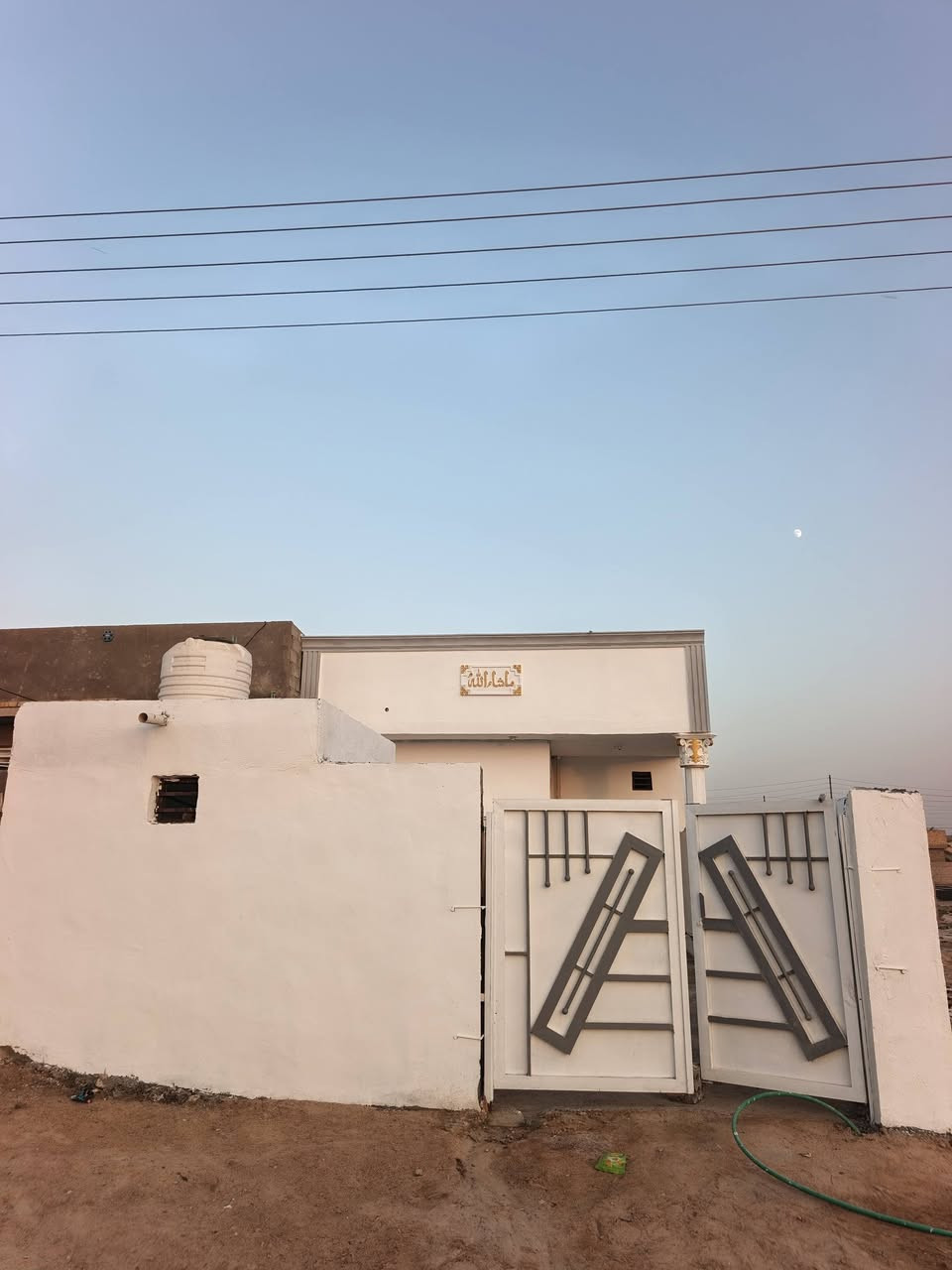 السلام عليكم:: السعر اتصل وبلخدمه  ***********
العنوان//كربلاء الحسينيه خلف مستشفى الحسينيه (الحولي) 
اخوان بيت للبيع طابو صرف باسمي شخصيا مصفر مي وكهربا ومجاري + اجازه بنا مساحته 162 ونص واجهه 6 ونص والباقي نزال البيت  طابق ونص  يحتوي على كراج +صحيات خارجيه + استقبال وصاله ومطبخ وغرفه + مناور عدد 2  الطابق العلوي يحتوي على غرفه 5 ونص في 5 ونص  جاهز من كولشي كدام عينك شغل جديد قبل يومين طلع منه الخلفه صب مسلح الفوك والجوه السطح شغل جديد تاسيس ما ومجاري وتانكيات + الكهربا
